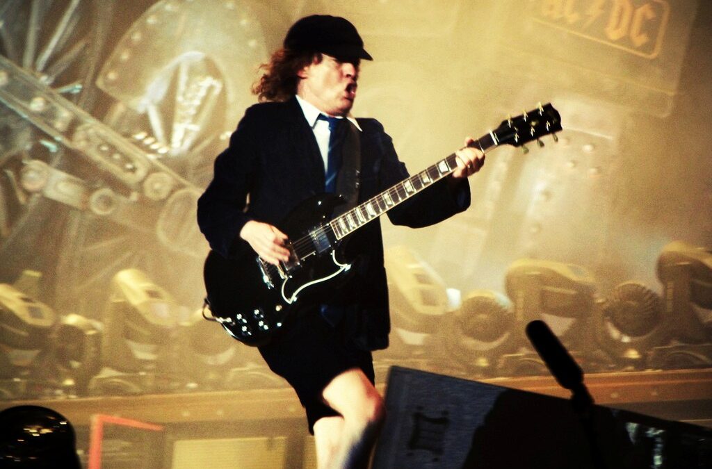 Si en tu negocio no eres como Angus Young, ¡ponte las pilas!