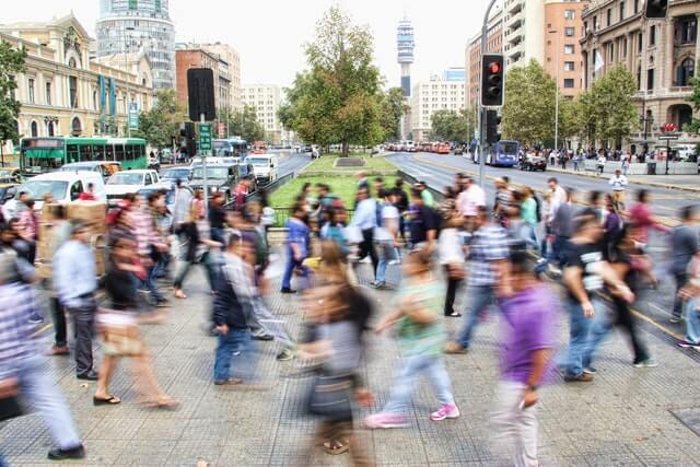 escuchar-consumidor-area-comercial-urbana